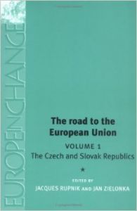 The Road to the European Union: The Czech and Slovak Republics Vol 1 (Europe in change) (English) (Paperback): Book by Jacques Rupnik